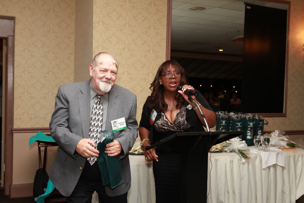 LBHS(321) Frank Orego, Yvonne Thornton presenting prize for the most number of children - 7- 
